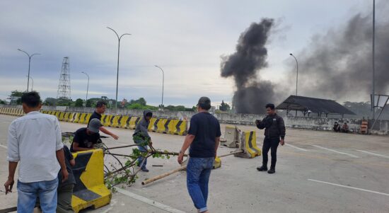 Aksi unjuk rasa dengan menutup ruas tol Jatikarya oleh ahli waris GT Jatikarya. Mereka menuntut pembayaran lahan oleh Pengadilan Negeri Bekasi senilai Rp 218. Miliar, Rabu, 8 Februari 2023 (Rasilnews/Arina Islami)