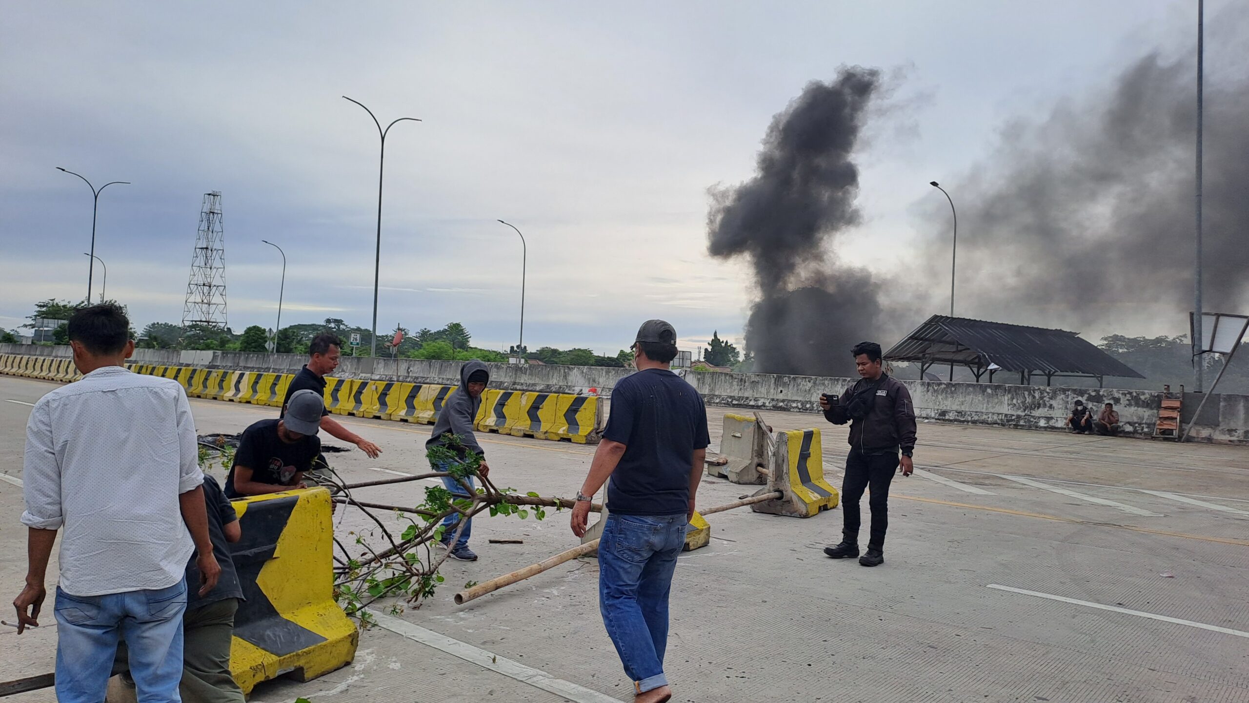 Aksi unjuk rasa dengan menutup ruas tol Jatikarya oleh ahli waris GT Jatikarya. Mereka menuntut pembayaran lahan oleh Pengadilan Negeri Bekasi senilai Rp 218. Miliar, Rabu, 8 Februari 2023 (Rasilnews/Arina Islami)