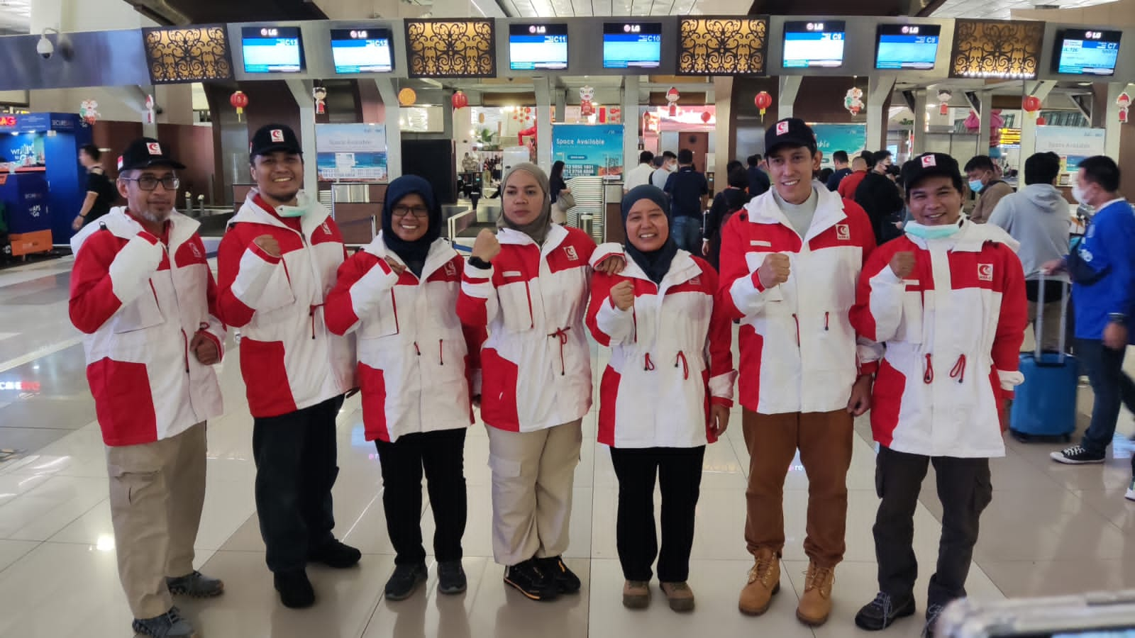 Tim Bedah MER-C berangkat ke Turkiye dari Bandara Soekarno Hatta, Banten dalam misi kemanusiaan membantu korban gempa Turkiye, Ahad, 12 Februari 2023 (foto: Rasilnews/Edo M Abdillah)