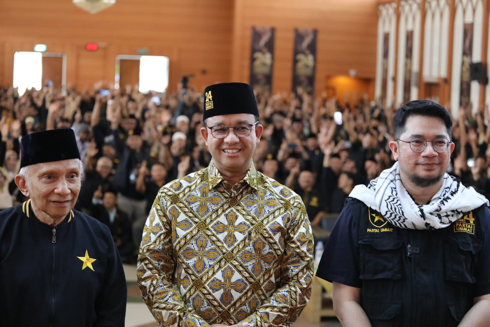 Anies Baswedan dan Amin Rais saat Rakernas Partai Ummat Asrama Haji, Jakarta, pada Rabu (15/02/2023).