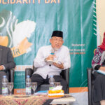 Ulama Peduli Kashmir dan Penulis Buku "Khasmir Membara dan Solusinya," KH Yakhsyallah Mansur (di tengah) saat menjadi pembicara dalam diskusi kemanusiaan Hari Solidaritas Kashmir di Cibubur, Bekasi pada Selasa, 7 Februari 2023 (Rasilnews/Edo M Abdillah)