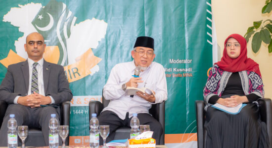 Ulama Peduli Kashmir dan Penulis Buku "Khasmir Membara dan Solusinya," KH Yakhsyallah Mansur (di tengah) saat menjadi pembicara dalam diskusi kemanusiaan Hari Solidaritas Kashmir di Cibubur, Bekasi pada Selasa, 7 Februari 2023 (Rasilnews/Edo M Abdillah)