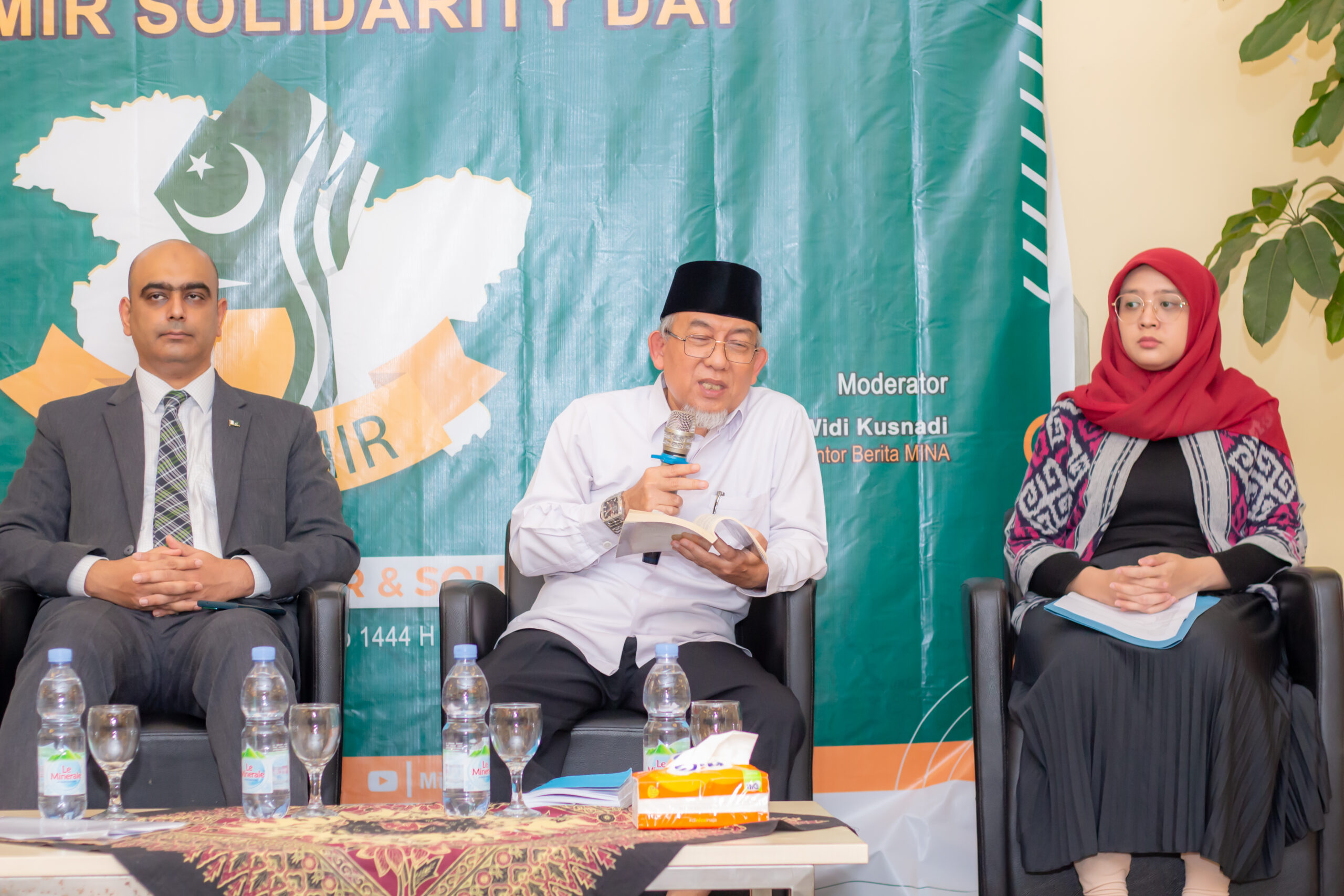 Ulama Peduli Kashmir dan Penulis Buku "Khasmir Membara dan Solusinya," KH Yakhsyallah Mansur (di tengah) saat menjadi pembicara dalam diskusi kemanusiaan Hari Solidaritas Kashmir di Cibubur, Bekasi pada Selasa, 7 Februari 2023 (Rasilnews/Edo M Abdillah)