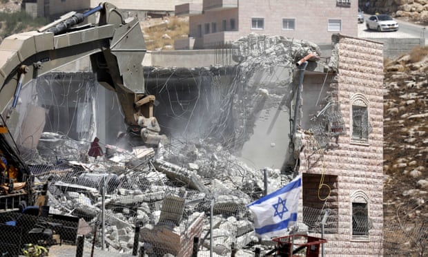 [Ilustrasi] Alat berat 'Israel' merobohkan puluhan rumah milik warga Palestina di Yerusalem timur.