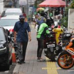 Pejalan kaki melintasi trotoar yang sempit akibat okupasi parkir liar di Jalan Blora, Menteng [MI/Usman Iskandar]