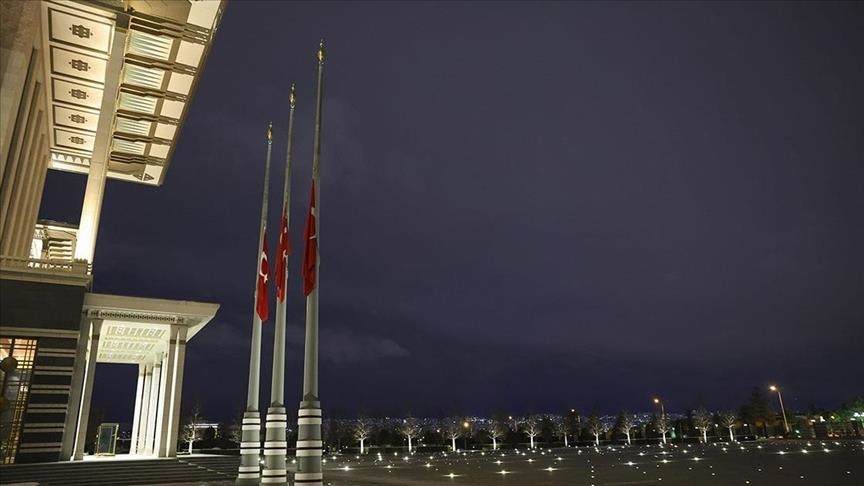 Bendera Turkiye dikibarkan setengah tiang di Kompleks Kepresidenan Turkiye. (Foto file - Anadolu Agency)