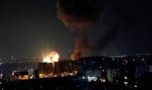 Asap dan api membubung di atas gedung-gedung setelah serangan udara Israel di Rafah, Jalur Gaza selatan, Rabu (3/5/2023). Foto: Mohammed Salem/Reuters