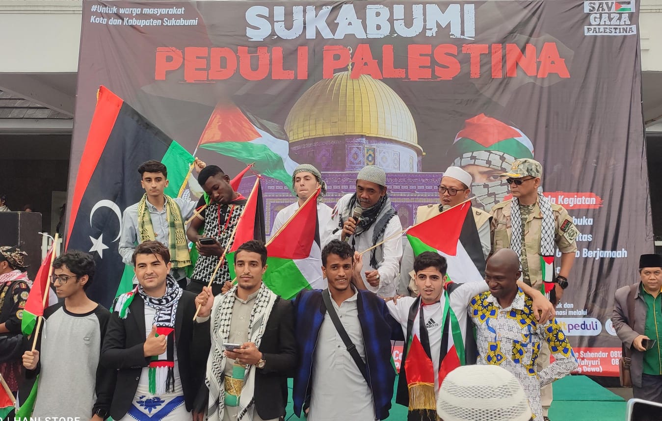 Mahasiswa Kampus di Sukabumi yang berasal dari Palestina ikut aksi damai solidaritas peduli Palestina di Sukabumi, Jawa Barat