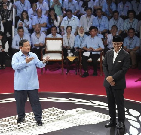 Kalah Debat, Kenapa Dibawa Keluar Arena?