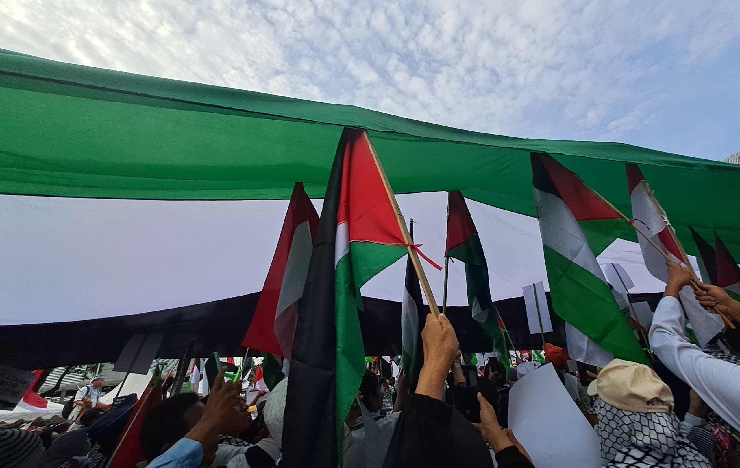 100 Hari Genosida Gaza, Massa Aksi Bentangkan Bendera Palestina Raksasa Depan Kedubes AS