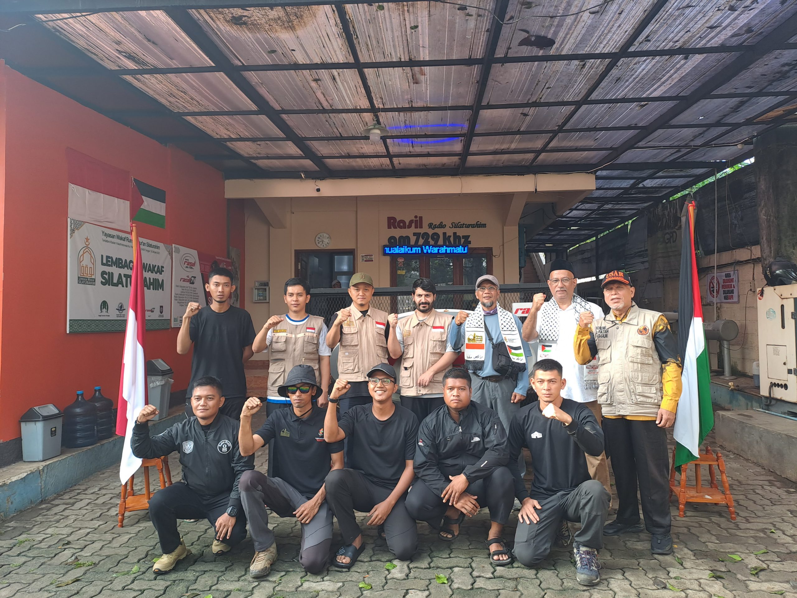 Direktur Rasil Lepas Relawan AWG Mendaki Gunung Rinjani untuk Solidaritas Palestina