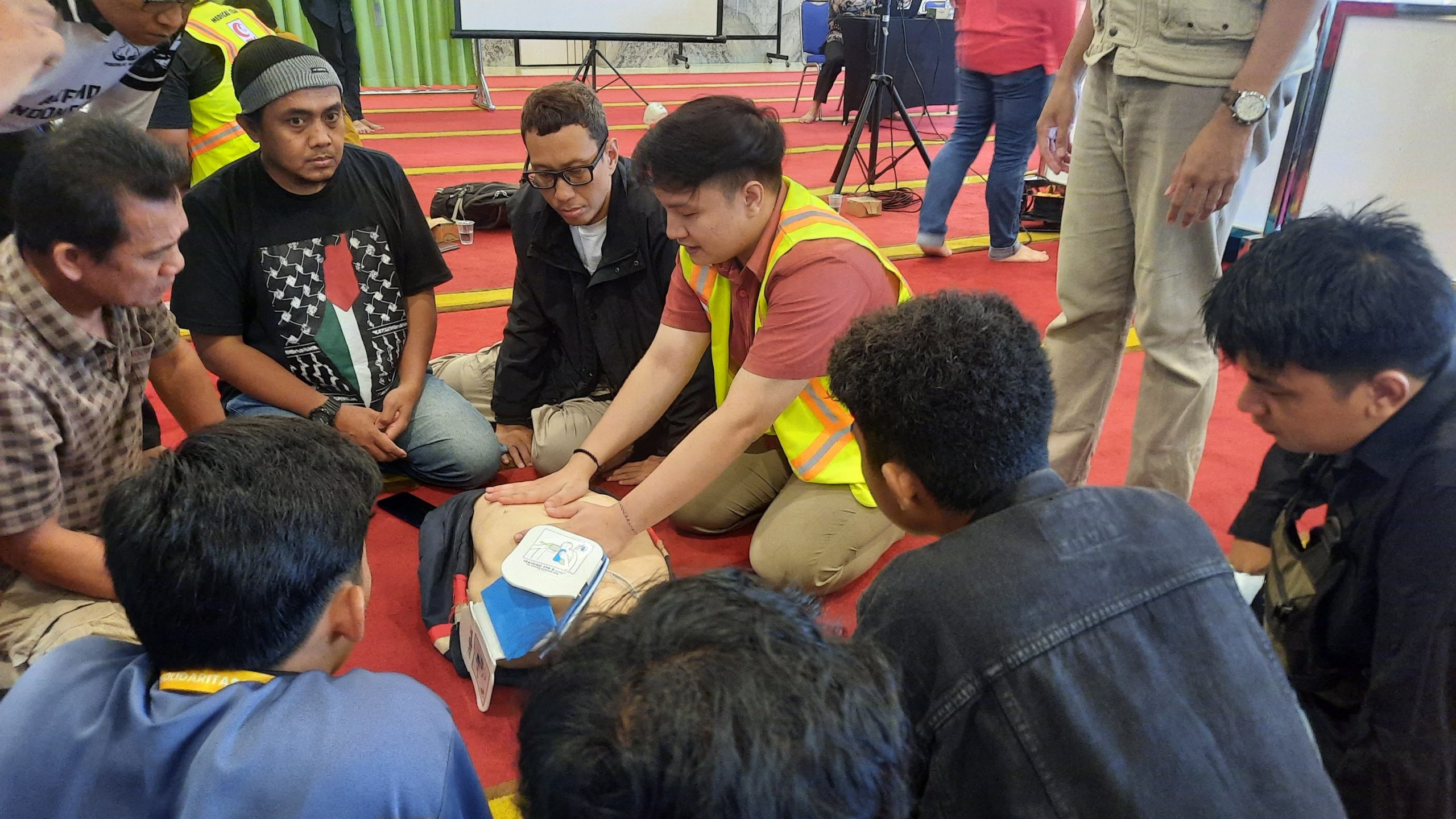 Gandeng Darussalam dan MER-C, AWG Gelar Pelatihan Pijat Jantung