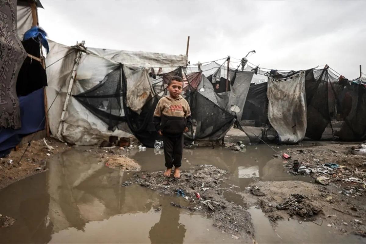 Hujan Deras Banjiri Tenda-Tenda Pengungsi di Gaza