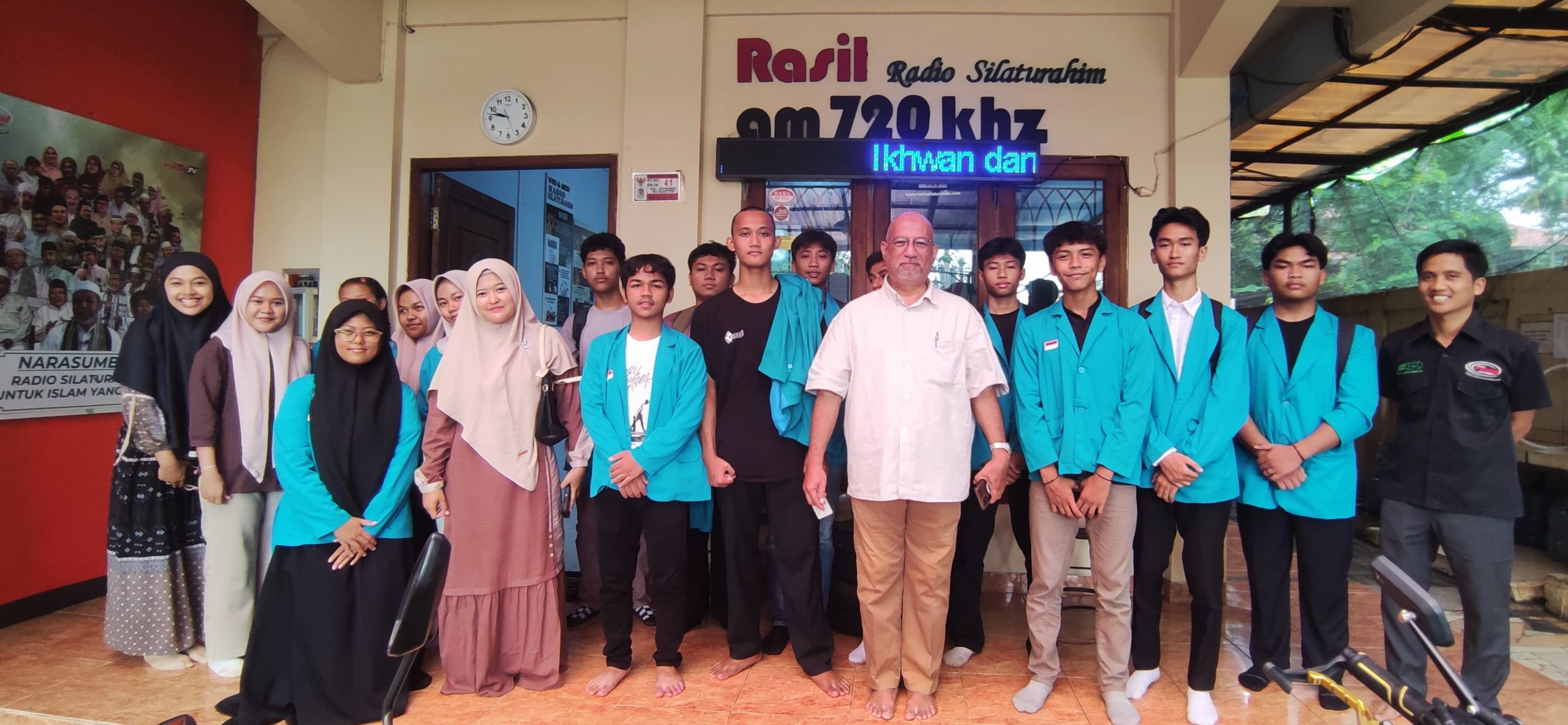 Kunjungi Radio Silaturahim, Siswa Siswi SMK Fajar Sentosa Diperkenalkan Peran Radio Sebagai Media Pemersatu Umat